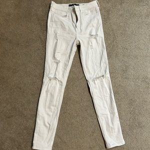 Hollister High Rise White Ripped Size 3S Skinny Jeans